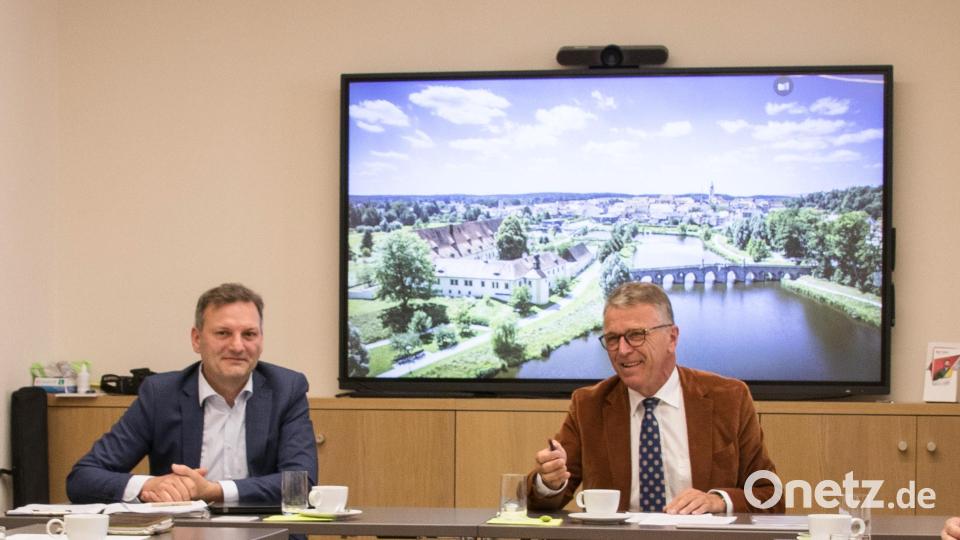 Arbeiten zusammen: Robert Leiner von der iq-Projektgesellschaft und Franz Stahl, Bürgermeister der Stadt Tirschenreuth. Bild: sfo