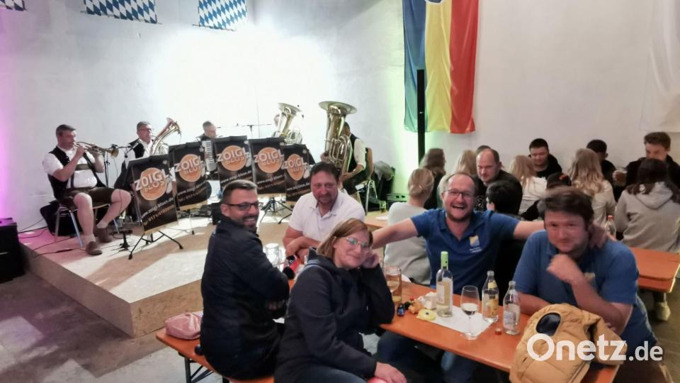 Die Musiker sorgten unter den Gästen, darunter auch zweiter Bürgermeister Thomas Kleber, mächtig für Stimmung. Bild: gz