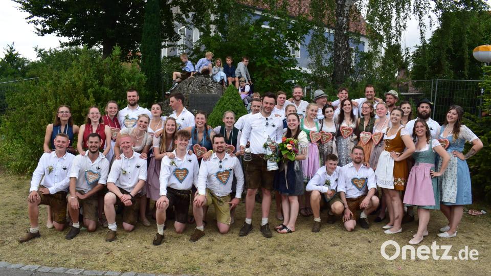 Die Kirwagemeinschaft Ammerthal. Nach langer Pause wieder eine erfolgreiche Kirwa.
Mitte: Oberkirwapaar Carina Haag und Daniel Ball. Bild: Gerhard Dörfler