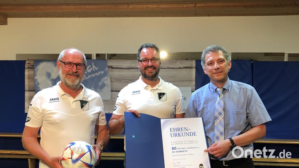 Anlässlich des 60-jährigen Bestehens des SV Kemnath überreichte Ludwig Held (rechts) als Vertreter des Bayerischen Fußballverbands an den Spartenleiter Fußball Otto Bernklau und den Veriensvorsitzenden Johannes Gebert (von links) die Ehrenurkunde für den Verein für besonderen Verdienste um den Fußballsport. Bild: ads