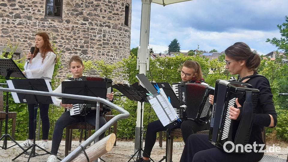 Vor der imposanten Kulisse von Burg Falkenberg präsentierte ein Ensemble der Kreismusikschule ein Akkordeonkonzert. Bild: Tobias Böhm/exb