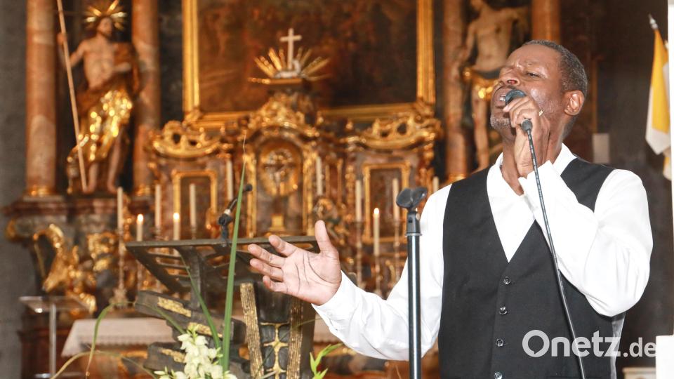 Der Sänger Charles Johnson zeigte in der Pfarrkirche sein gesangliches Talent. Bild: njn