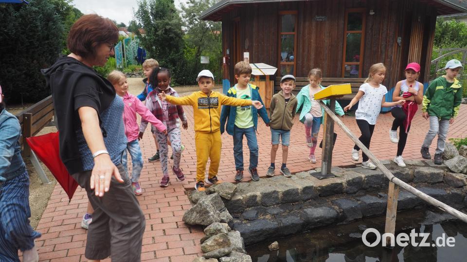 Die ersten Klassen beschäftigten sich mit dem Thema „Wiese“. Dazu besuchten sie den Naturerlebnisgarten in Waldsassen Bild: Martina Reichl/exb