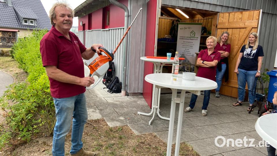 Vorsitzender Werner Sauer präsentiert die neue Akku-Heckenschere. Bild: kap