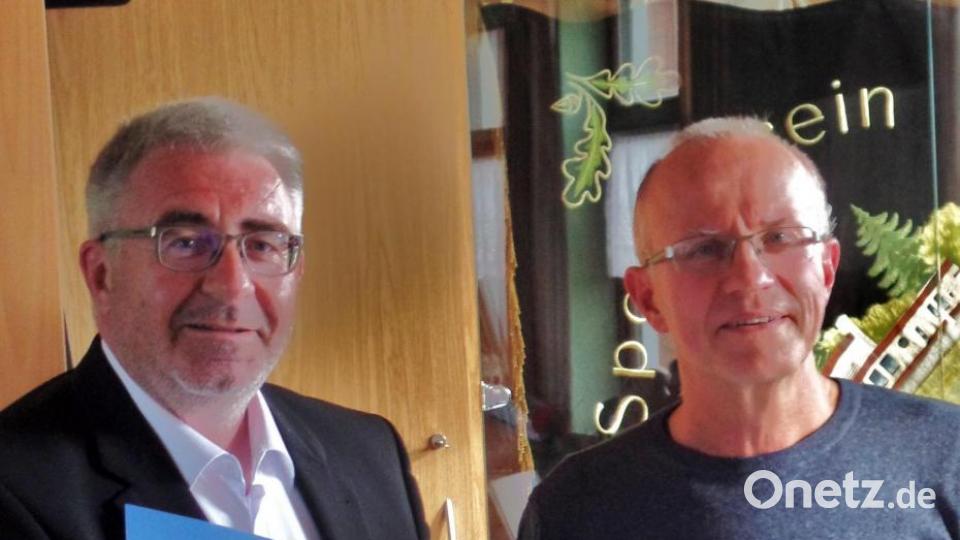 In Anerkennung um den Fußballsport hat Bezirksvorsitzenden Thomas Graml (links) dem SV Neusorg anlässlich seines 90. Gründungsjubiläums die Ehrenurkunde des BFV verliehen und an SV-Vorsitzenden Norbert Högl überreicht. Bild: br
