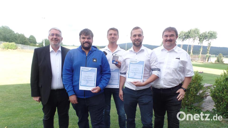 BFV-Bezirksvorsitzender Thomas Graml (von links) hat drei SVler mit der Verbands-Jugend-Ehrenmedaille in Gold und Silber sowie dem Verbands-Jugend-Ehrenzeichen in Gold ausgezeichnet: Johannes Demleitner, Christian Burger und Christian König sowie Kreisspielleiter Albert Kellner. Bild: br