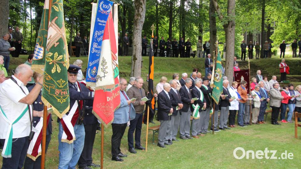 Viele Vereine waren mit ihren Fahnenabordnungen beim Gottesdienst zum Steinbergfest vertreten. Bild: kro
