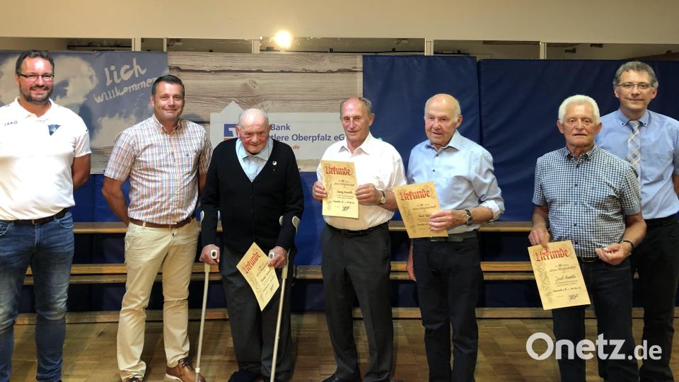 Vereinsvorsitzender Johannes Gebert und stellvertretender Bürgermeister Uwe Bergmann (von links) sowie Ludwig Held vom Bayerischen Fußballverband (rechts) würdigten Rudolf Wilhelm sen., Georg Kumeth, Karl Walter und Josef Kumeth für 60 Jahre Verdienste um den Verein. Bild: ads