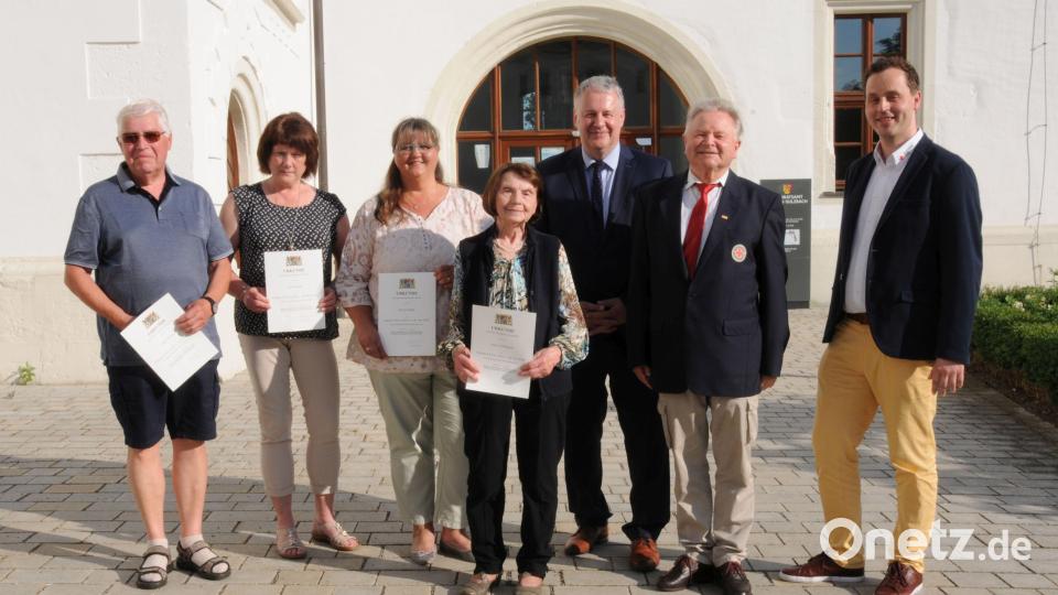 Für 40 Jahre aktiven Dienst beim BRK wurden ausgezeichnet (von links): Harry Elsner, Anita Scharl, Karin Niebler und Anna Trettenbach. Sie erhielten das Ehrenzeichen von Landrat Richard Reisinger sowie Gerd Geismann und Sebastian Schaller vom BRK. Bild: Christine Hollederer/exb