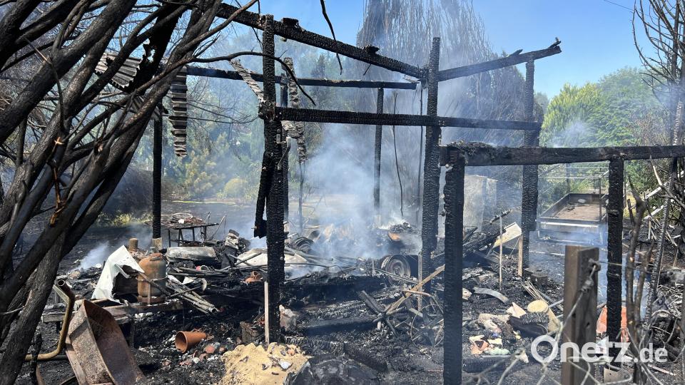 Glücklicherweise gelang es der Feuerwehr, zwei Gasflaschen soweit zu kühlen, dass sie inmitten der Flammen auf einem Weidener Gartengrundstück nicht explodierten. Bild: Gustl Beer