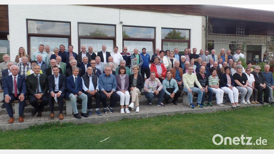 Beim Festabend des SV Neusorg wurden über 60 Mitglieder für ihre langjährige Treue geehrt. Zudem wurden Auszeichnungen des BLSV und des BFV verliehen. Auf dem Bild die Geehrten mit Bürgermeister Peter König (sitzend von links), Landrat Roland Grillmeier und BLSV-Kreisvorsitzendem Andreas Malzer sowie (sitzend, von rechts) SV-Vorsitzendem Norbert Högl und Ehrenvorsitzendem Gerhard Fröhlich. Bild: br