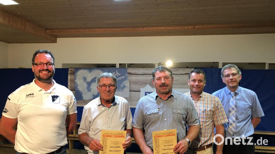 Vereinsvorsitzender Johannes Gebert (links) ernennt gemeinsam mit Ludwig Held (rechts) Hans Kumeth und Theo Zollitsch (Zweiter v.l.) zu Ehrenmitglieder. Stellvertretender Bürgermeister Uwe Bergmann (Zweiter von rechts) gratulierte. Hans Kumeth wurde für mehr als 40 Jahre Engagement beim SV Kemnath gewürdigt, Theo Zollitsch für 18 Jahre in der Funktion als Vereinsvorstand. Bild: ads