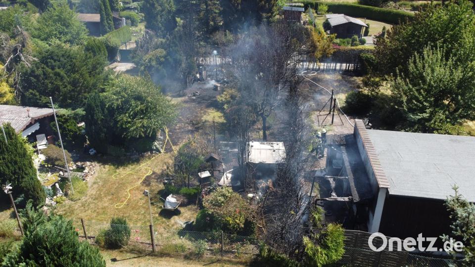 Von oben wird deutlich, dass die Flammen auf zwei benachbarten Grundstücken viel zerstörten. Bild: Gustl Beer