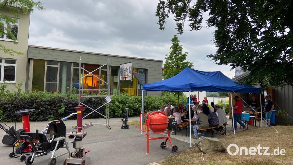 Am Schulplatz wurden die Gerätschaften aufgebaut. Bild: kap