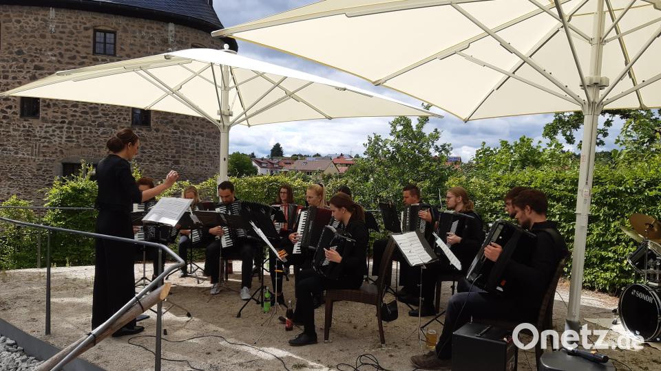 Vor der imposanten Kulisse von Burg Falkenberg präsentierte ein Ensemble der Kreismusikschule ein Akkordeonkonzert. Bild: Tobias Böhm/exb