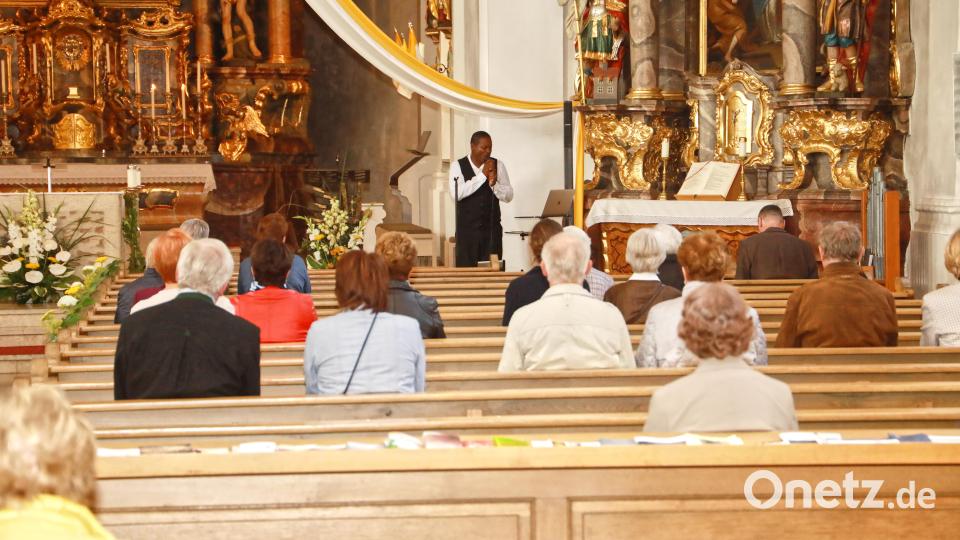 Der Sänger Charles Johnson zeigte in der Pfarrkirche sein gesangliches Talent. Bild: njn
