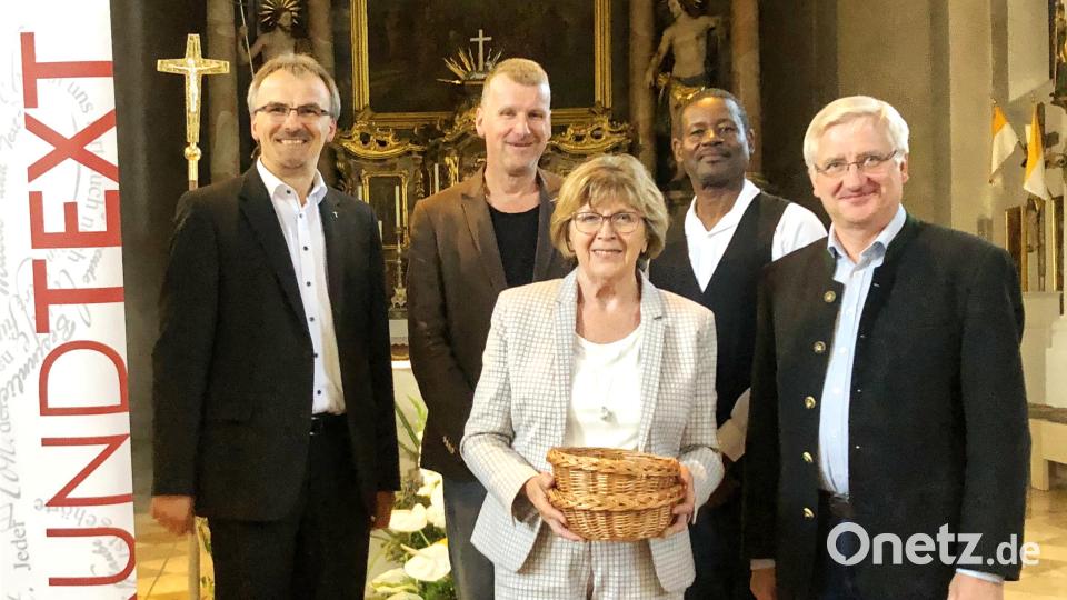 Pfarrer Martin Besold (von links) mit Moderator Wolfgang Göldner, Asante-Vorstandsmitglied Johanna Schirdewahn, Sänger Charles Johnson und Schirmherr Bürgermeister Johannes Reger. Bild: njn