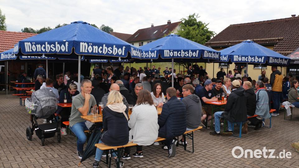 Aus allen Richtungen kamen die Gäste, um wieder leckeres Essen und die Geselligkeit zu genießen. Der Service war wieder top. Bild: rpp