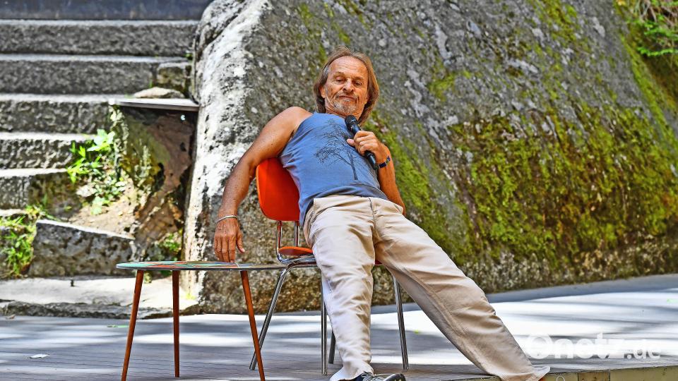 Mit dem Solo-Programm „Hackedicht, oder was?“ versucht der Vollblutschauspieler Eisi Gulp seit Jahren, Jugendliche in Sachen Drogenprävention aufzuklären. Bild: Florian Miedl/fph