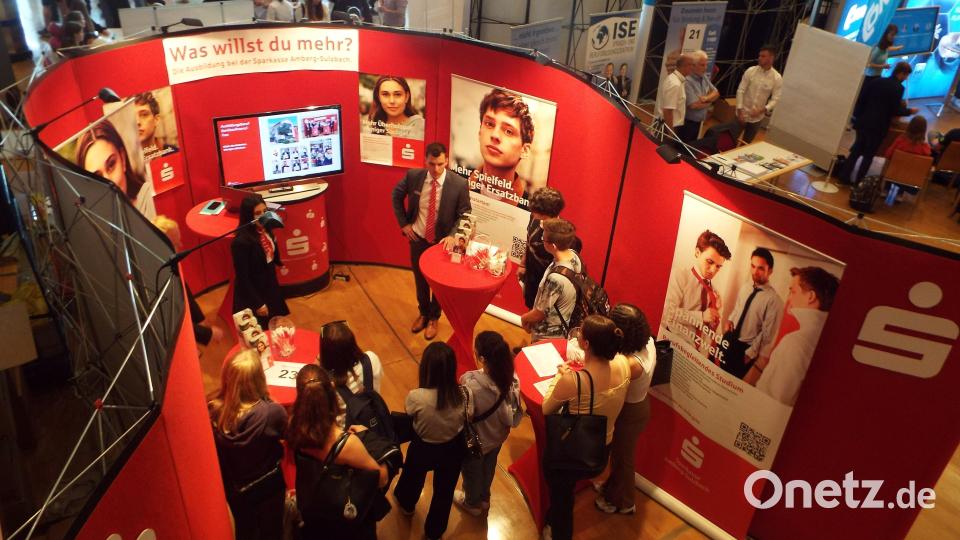 Auf der Ausbildungsmesse im ACC in Amberg kamen Schüler und Arbeitgeber zusammen. Bild: e