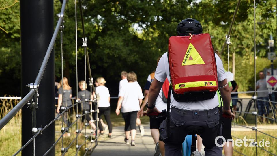 Erste Hilfe, wenn nötig: Einsatzkräfte waren auf der Strecke mit dem Fahrrad unterwegs. Bild: Petra Hartl
