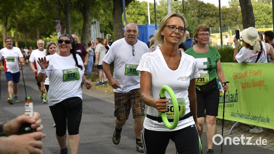 Mit grünen Reifen in den Händen startete diese Dame beim Firmenlauf. Bild: Petra Hartl