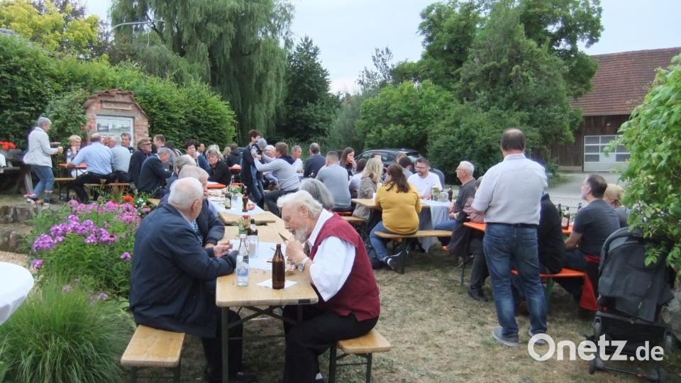 Im Pittersberger Kräutergarten haben sich beim Sommerfest 2022 die zahlreichen Ortsbewohner sehr wohl gefühlt und gründlich ausgetauscht. Bild: Michael Götz
