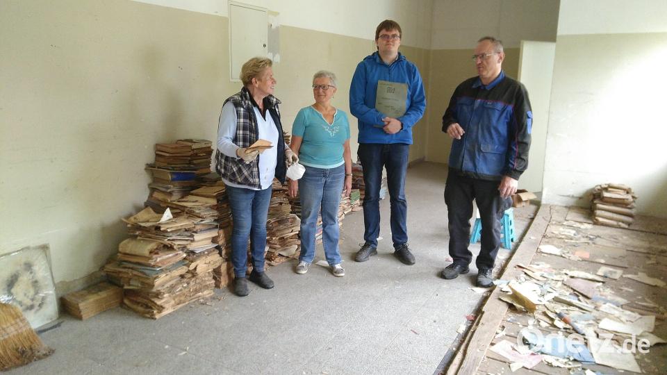 Zufrieden über die geschaffene Ordnung waren Ingrid Kurz, Marianne Moosburger, David Austermann und Reinhard Bauer. Auch Peter Gradl hatte tüchtig mit angepackt. Bild: Peter Gradl