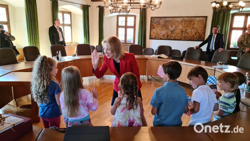 Typisch amerikanisch verteilte US-Botschafterin Amy Gutmann High-Fives für die Gesangseinlage des katholischen Kindergartens. Bild: sne