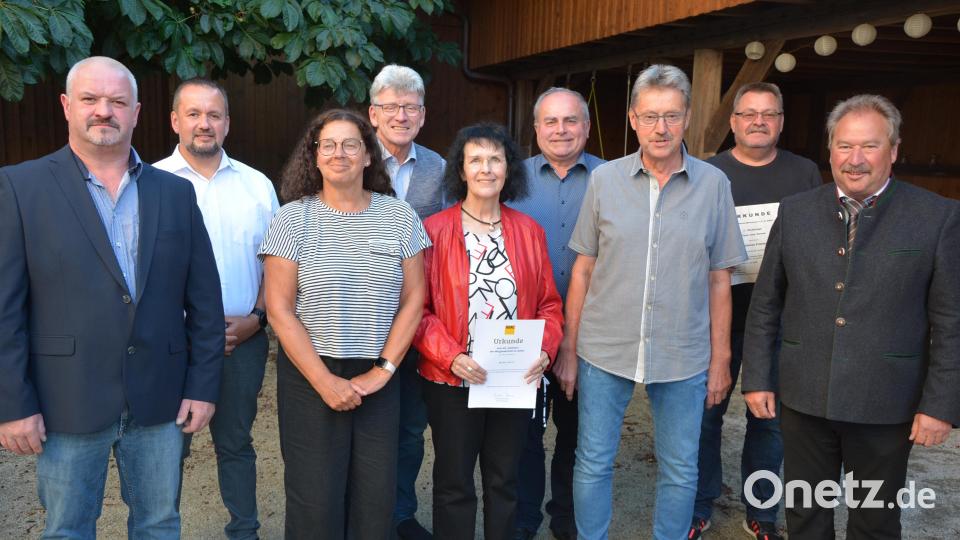 Auszeichnungen gab es für langjährige Mitgliedschaft im MSC Stiftland und im ADAC Nordbayern. Im Bild (von links) Vorsitzender Uwe Beer, Rene Schymura (ADAC), Sabine Schneider, Wolfgang Wenisch, Margit und Erich Seitz, Heinz Neumeier, Matthias Fröhler und Zweiter Bürgermeister Johann Brandl. Bild: jr