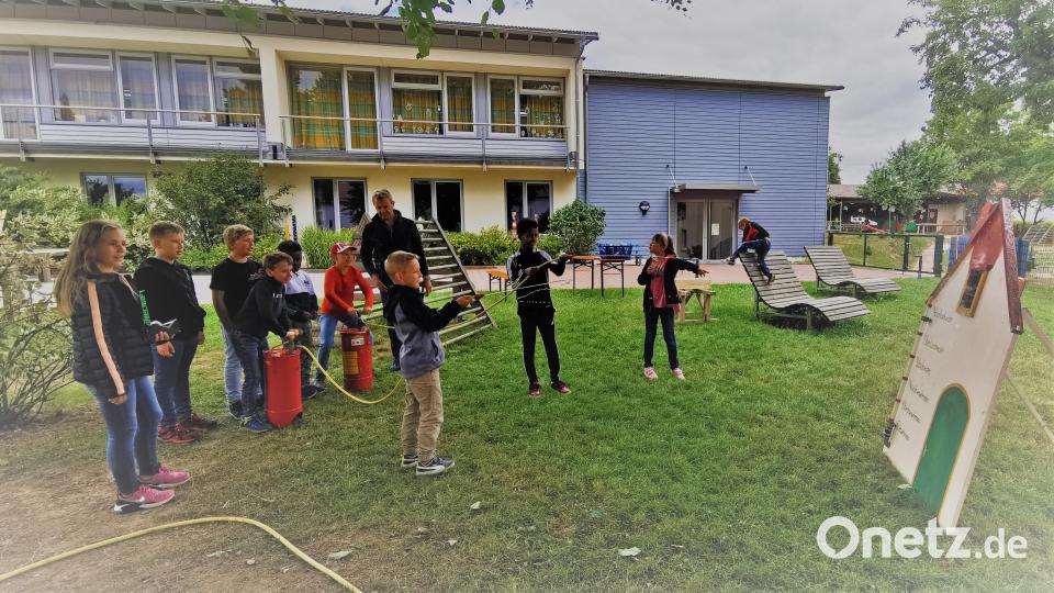 Die künftigen Mitglieder der Jungfeuerwehr übten mit der Kübelspritze das Löschen eines brennenden Hauses. Bild: gz