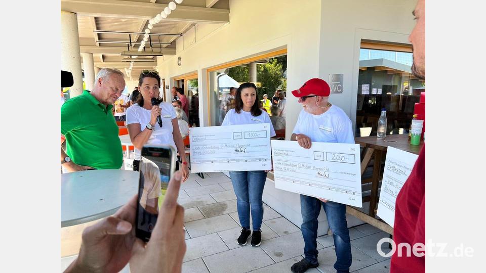Spendenübergabe mit Fußball-Reporter-Legende Rolf Töpperwien (links). Bild: gau
