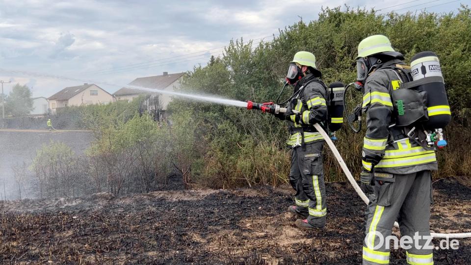 Die Feuerwehrleute hatten alle Hände voll zu tun. Bild: Gustl Beer