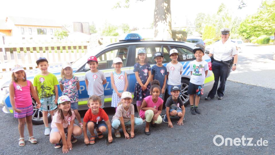 Polizeihauptmeisterin Diana Lenz von der Polizeiinspektion Waldsassen (rechts) besuchte die Vorschulkinder im Kinderhaus „Die kleinen Hankerler“. Bild: Susi Fellner/exb