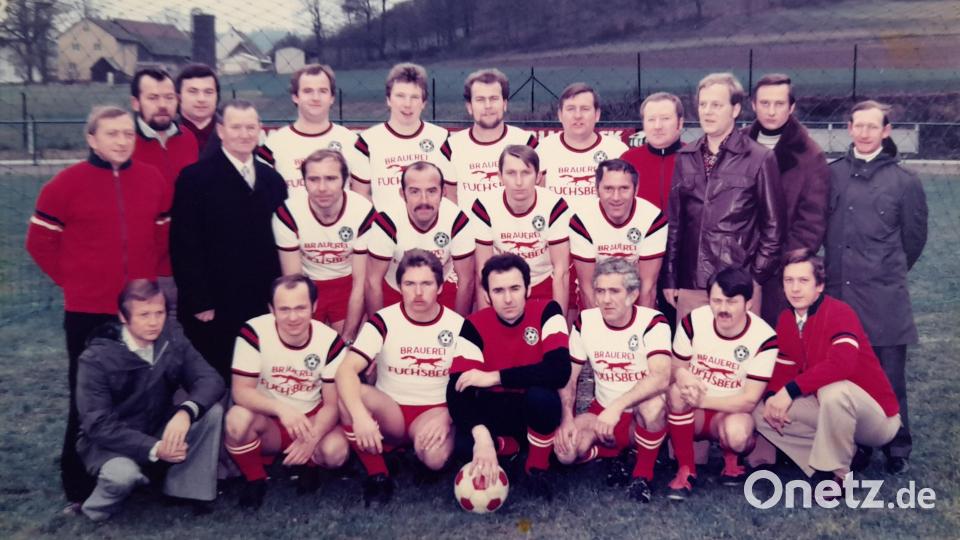 Mannschaftsfoto der Schall`ker Anfang 70er-Jahre. 1. Reihe (von links) Horst Melzer, Winfried Schötz, Hans Weber, Walter Zimmermann, Hermann Sperber, Werner Christau, Manfred Lilla; 2. Reihe (von links) Helmut Sommer, Willi Link, Peter Loohs, Bernhard Pirkl, Hans Müller, Hermann Röhrer, Peter Stahl; 
3. Reihe (von links) Georg Haller, Werner Plankl, Heinz Lederer, Hanns Sommer, Hans Haller, Otto Presl, Sepp Fuchs, Klaus Anders, Max Aulinger. Bild: Archiv J. Delle/exb