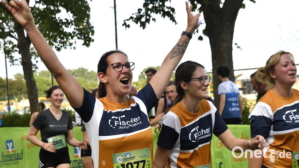 Endlich im Ziel - alle Teams durften stolz auf sich sein. Beim Firmenlauf Amberg-Sulzbach zählt der olympische Gedanke. Bild: Petra Hartl