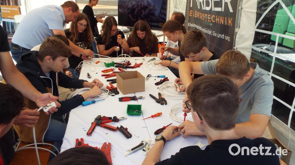 Auf der Ausbildungsmesse im ACC in Amberg kamen Schüler und Arbeitgeber zusammen. Bild: e