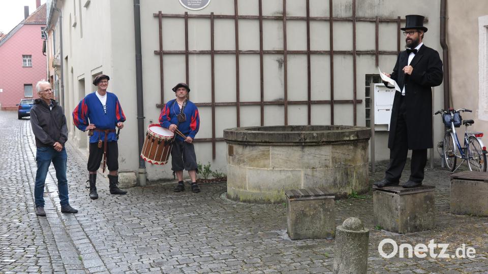 Viel Beifall erhielt Martin Mayer als Schulinspektor in der Lateinschule. Bild: jzk