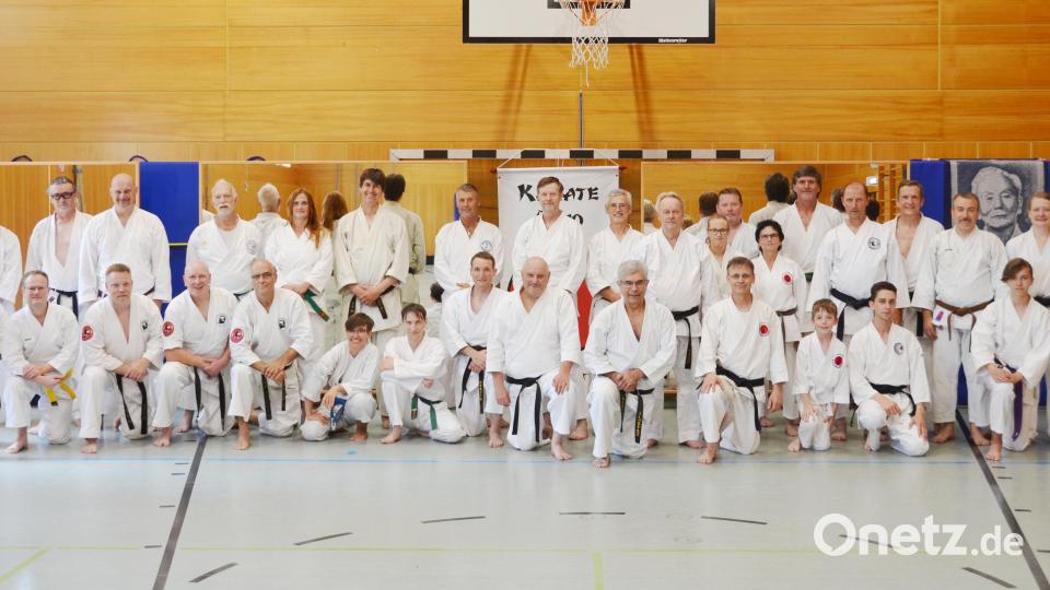 Der Einladung von Dojo-Leiter Markus Reisnecker und seinem Team waren interessierte Karateka aus ganz Bayern und auch aus Sachsen gefolgt. Mit Meister Fritz Oblinger, 9. DAN-Karate, 8. DAN Kyusho Jitsu, Stilrichtungsreferent Shotokan im Bayerischen Karate Bund, war ein Trainer der Extraklasse bereits zum 17. Mal bei der Sparte Karate beim SV Störnstein. Bild: dob