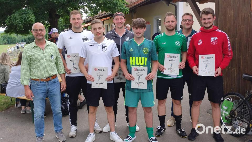 Die teilnehmenden Mannschaft bei der Siegerehrung in Neudorf. Links Organisator und stellvertretender Vorsitzender Andreas Schärtl, rechts Vorsitzender Richard Zeiler. Bild: hme