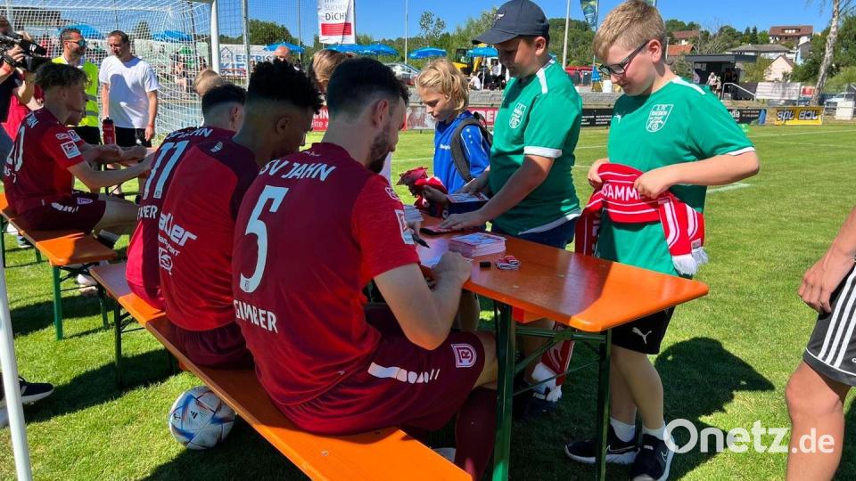 Natürlich gab es auch eine Autogrammstunde in Rieden. Bild: gau