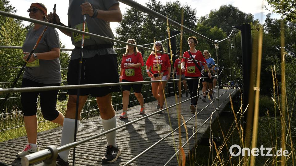 Sonnenuntergangsromantik beim Firmenlauf: Über die Brücke im Landesgartenschaugelände ging es im Laufschritt. Bild: Petra Hartl