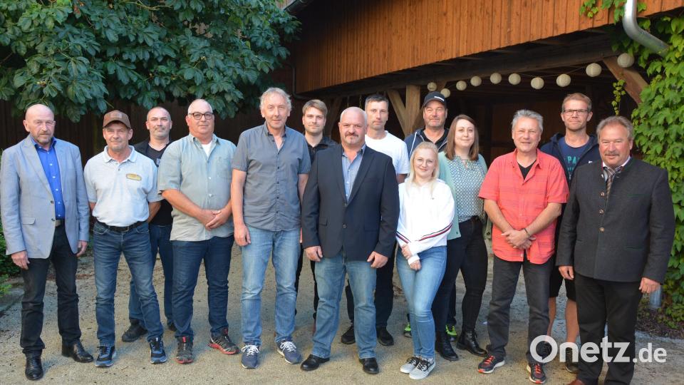 Turnusgemäß neu gewählt hat der MSC Stiftland die Hälfte seines Vorstandsteams. Mit im Bild Vorsitzender Uwe Beer (Siebter von links), Zweiter Bürgermeister Johann Brandl (rechts) sowie Sportstadtverbandsvorsitzender Peter Haibach (links). Bild: jr