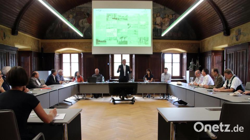 Im Sitzungssaal begrüßte Bürgermeister Joachim Neuß die Kommission. Bild: jma