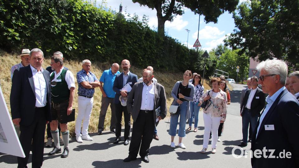 Bürgermeister Joachim Neuß (links) stellte der Kommission, darunter Gerhard Zäh (Mitte) und Martin Richter-Liebald (rechts), das Konzept der Auerbacher Bewerbung für die Landesgartenschau vor Ort vor. Bild: jma