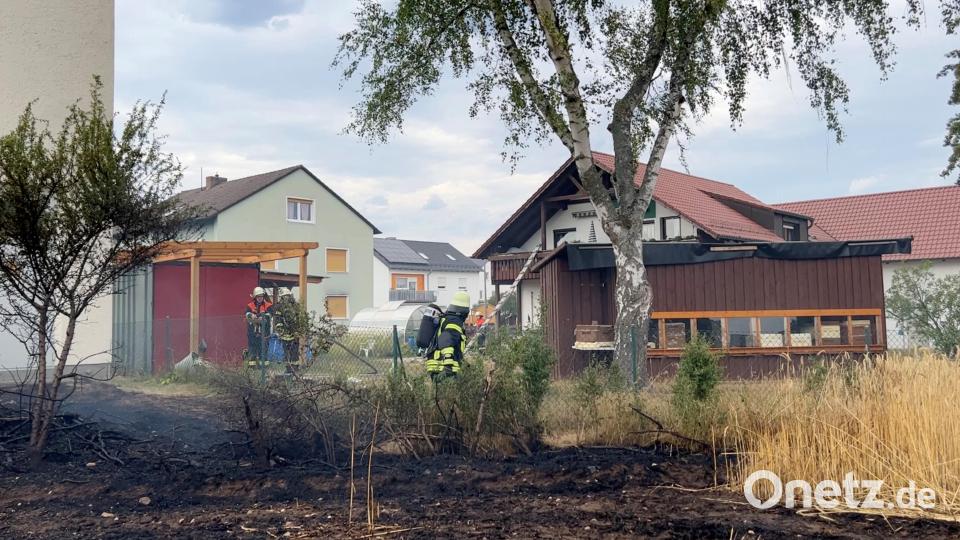 Die Flammen hatten bereits erste Grundstücke am Ortsrand von Etzenricht erreicht. Bild: Gustl Beer