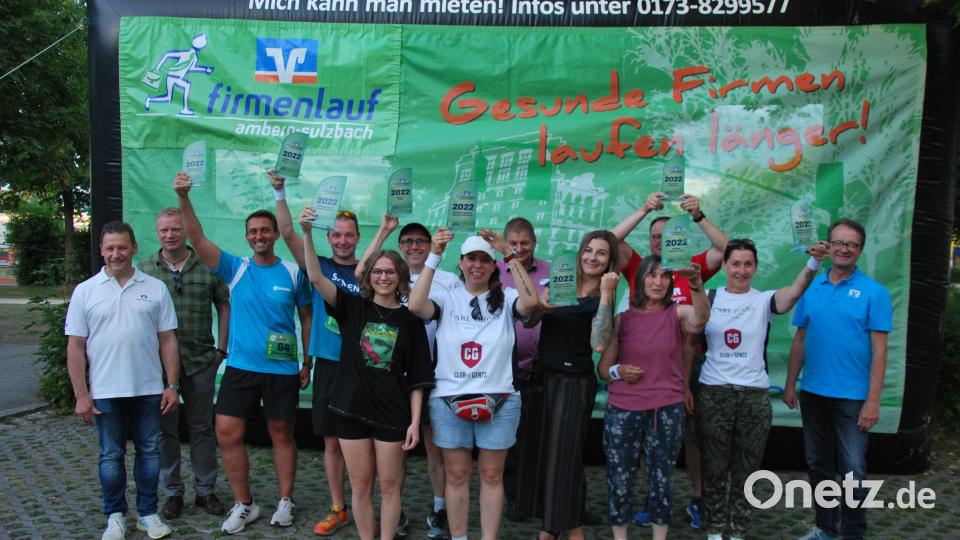 Fittester Azubi, schnellste Chefin, größtes Handwerker-Team: Am Ende gab es beim Firmenlauf Amberg-Sulzbach viele Preise in unterschiedlichen Kategorien. Bild: Gerd Spies