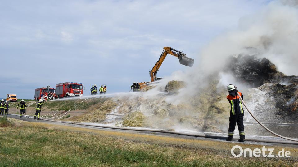 Selbstentzündung war der Grund für den Schwelbrand, zu dem die Feuerwehren am Donnerstagmittag nach Plößberg ausrückten. Ein Funke nistete sich in dem Stroh ein und fing durch den Fahrtwind wohl Feuer. Bild: szl