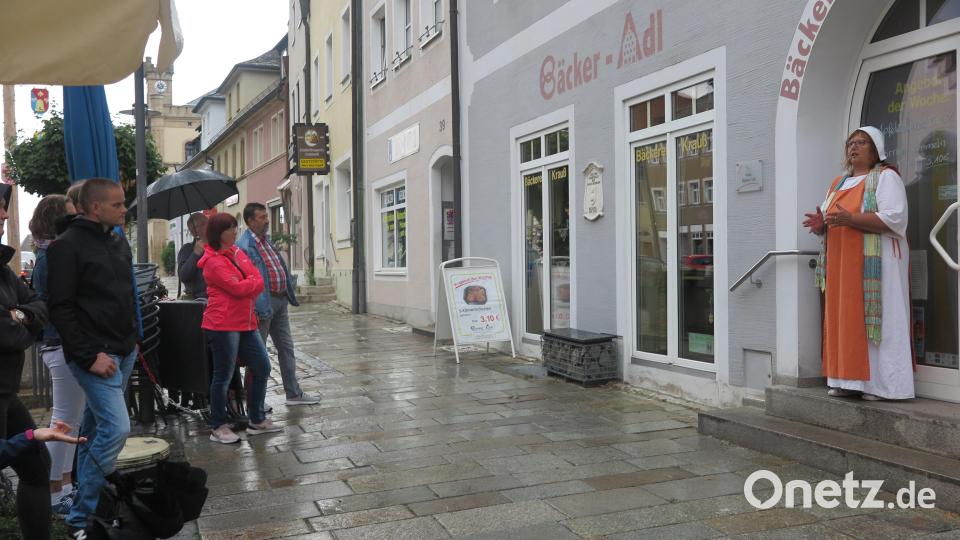 Veronika Krauß informierte die Teilnehmer über die bewegte Geschichte der Bäckerei Krauß. Bild: jzk