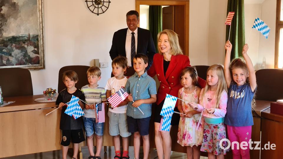 Eine Botschafterin zum Anfassen: Amy Gutmann mit der Gesangsgruppe des katholischen Kindergartens und Bürgermeister Edgar Knobloch. Bild: sne